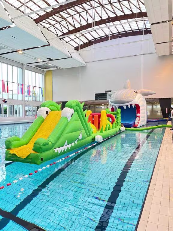 Parcours gonflable sur une pcisine